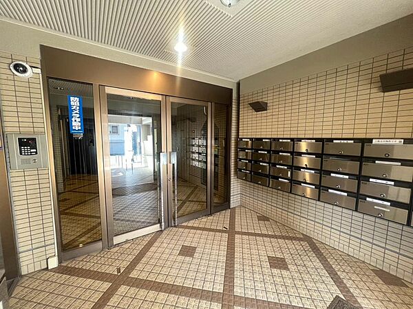 オートロック付きのエントランスで、来訪者を確認してから解錠できる安心の設備です。