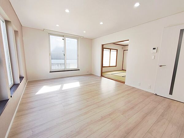 【リフォーム完成】LDKは、19.5帖です。広いリビングだと家具の置き場所に困りませんね。
