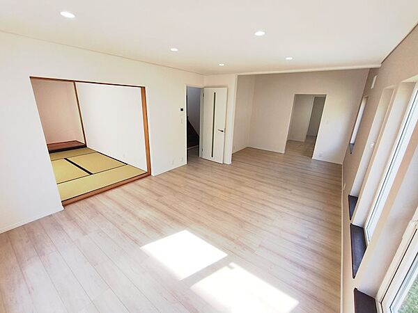 【リフォーム完成】リビングは、床フローリング上張り、クロス張替え、照明器具交換、ドア交換を行いました。