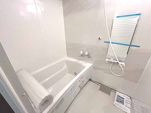【リフォーム済】ユニットバスは新品交換済みです。掃除が楽ちんな設計になっています。