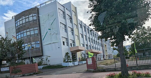 札幌市立発寒南小学校（757m）