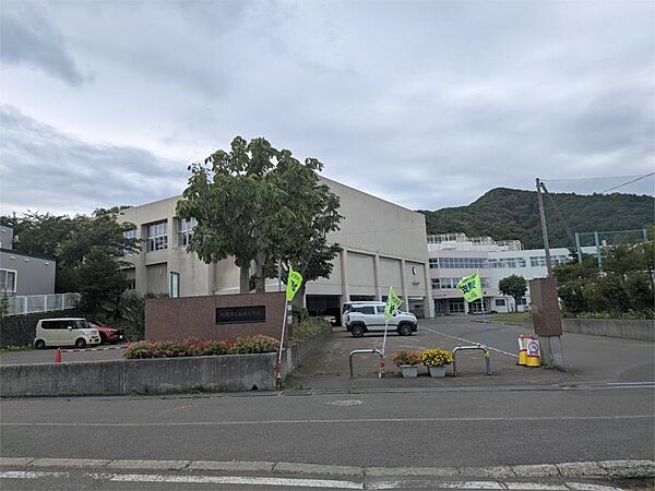 札幌市立稲穂小学校（1102m）