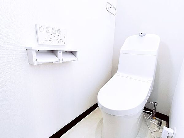 【リフォーム済】トイレは温水洗浄付き一体型タイプに新品交換しました。つなぎ目がないので掃除楽々です。