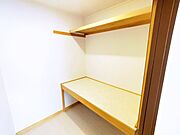【リフォーム済】和室には、約1坪サイズの押し入れがあります。