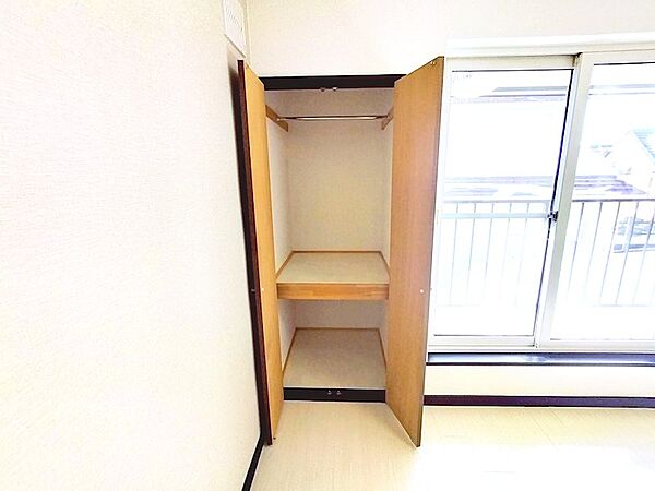 【リフォーム済】2階洋室2にある収納です。