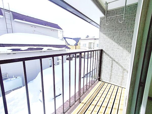 【リフォーム済】日当たりや風通しを活かして、お布団を干すスペースとしてご利用いただけるバルコニーです。