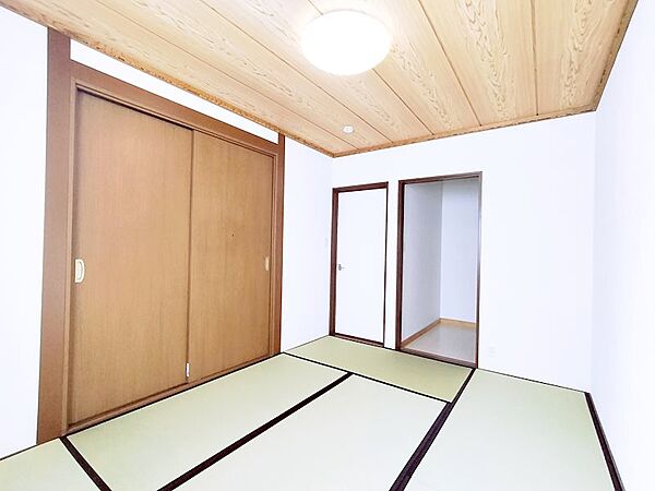 【リフォーム済】2階和室2です。畳表替え、クロス張替え、照明器具交換しました。