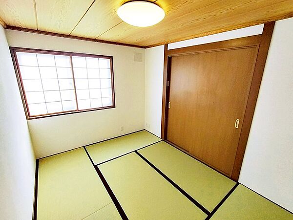 【リフォーム済】2階和室2です。畳表替え、クロス張替え、照明器具交換しました。
