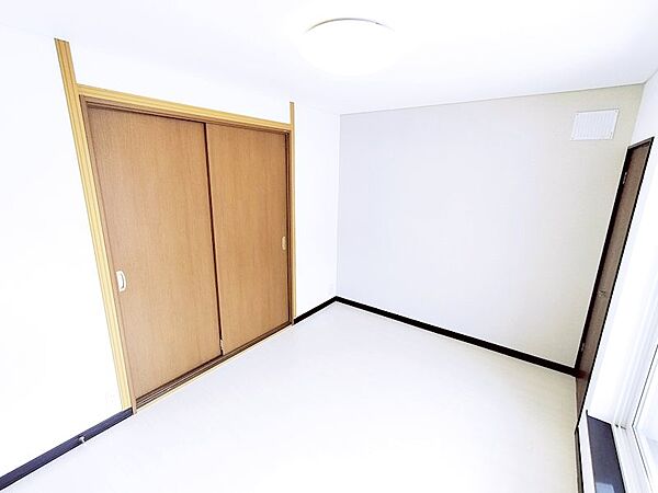 【リフォーム済】2階洋室2です。床フローリング上張り、クロス張替え、照明器具交換しました。