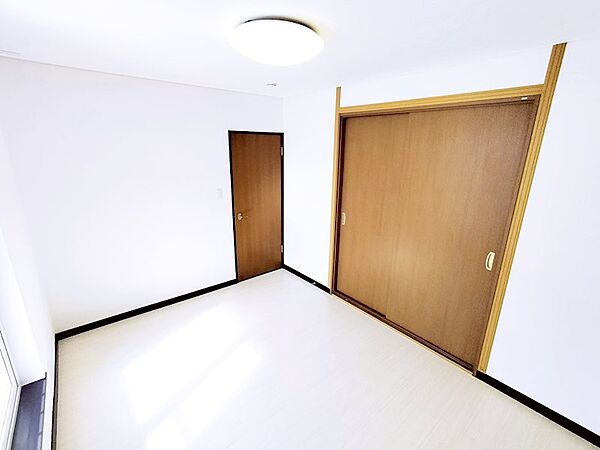 【リフォーム済】2階洋室2です。床フローリング上張り、クロス張替え、照明器具交換しました。