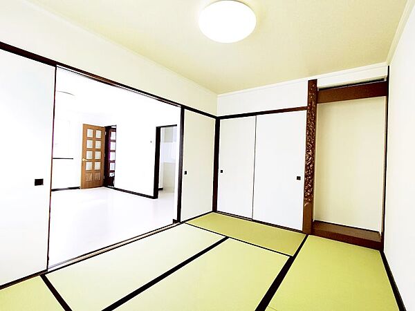【リフォーム済】1階和室です。畳表替え、クロス張替え、照明器具交換しました。客間にいかがでしょうか。