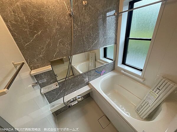 落ち着いたデザインの浴室で、毎日の入浴時間をより快適に。