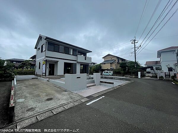 駐車スペース4台あり（車種による）広々とした駐車スペースを確保。来客時も安心です。