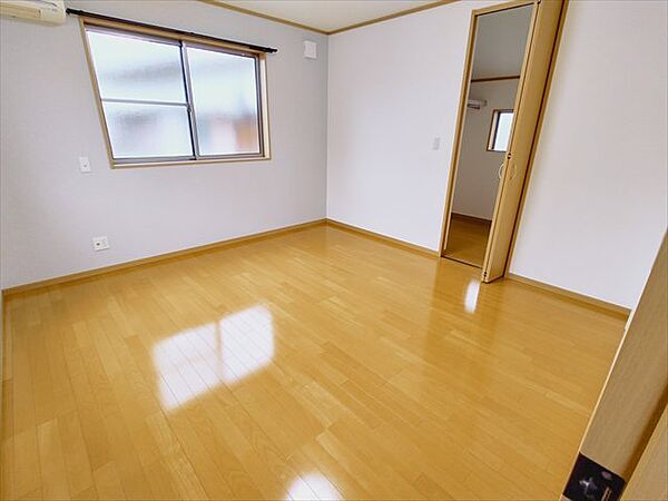 洋室8.0帖南西側、ゆとりの広さです