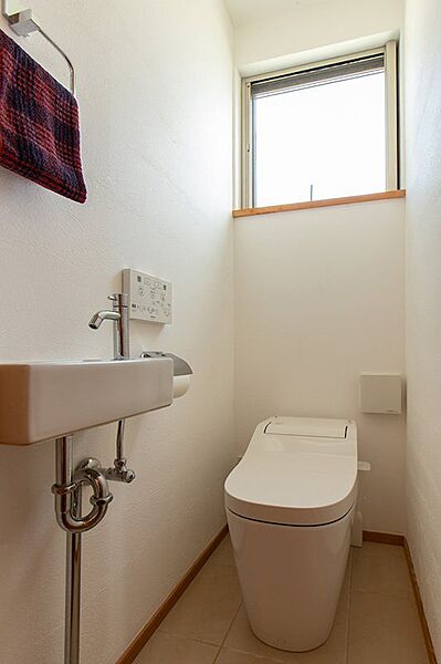 タンクレストイレですっきりとした印象を与え、便利な専用手洗い器も完備しています。細部まで白で統一された空間が、日々の生活にゆとりをプラスします！
