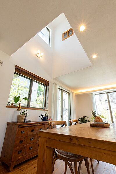 高い窓から差し込む陽光が、お部屋全体を明るく包み込みます。日常にゆとりと贅沢をもたらします！