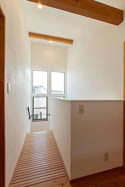 2階廊下♪吹き抜けを採用しているため、明るく開放感がございます♪
