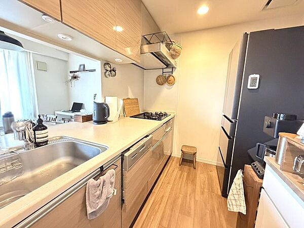 【キッチン】リビングを見渡せる対面式カウンターキッチン。お料理をしながら家族と会話が弾み、開放感も抜群です。カウンター越しに配膳もスムーズに行え、家族との繋がりを感じられる設計になっています。