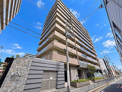 外観:阪急宝塚線「池田」駅徒歩3分。専有面積82.97m2の3LDK、3方角住戸につき通風・眺望良好です。浴室窓やポーチを備えた独立性の高い設計。ペット飼育可能(規約制限有)なゆとりある住まいです。 外観:阪急宝塚線「池田」駅徒歩3分。専有面積82.97m2の3LDK、3方角住戸につき通風・眺望良好です。浴室窓やポーチを備えた独立性の高い設計。ペット飼育可能(規約制限有)なゆとりある住まいです。