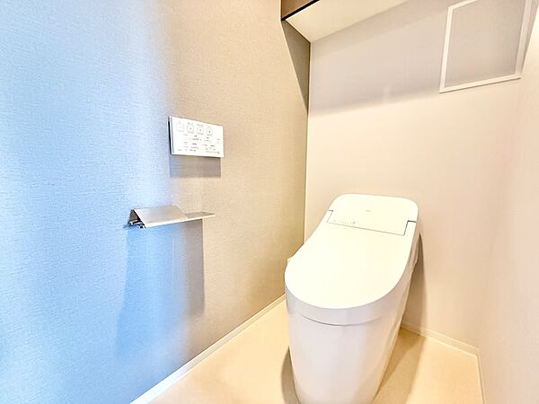 【トイレ】白を基調とした清潔感あるデザインです。
