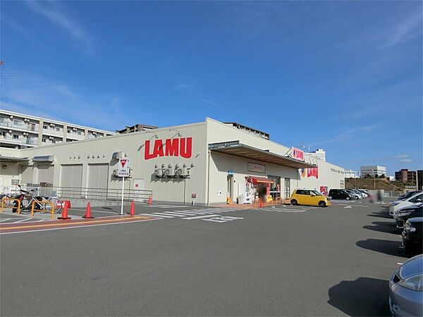 ラ・ムー彩都店（299m）
