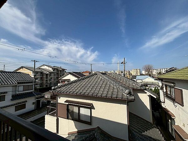 2階・収納付の和室のバルコニー外風景♪