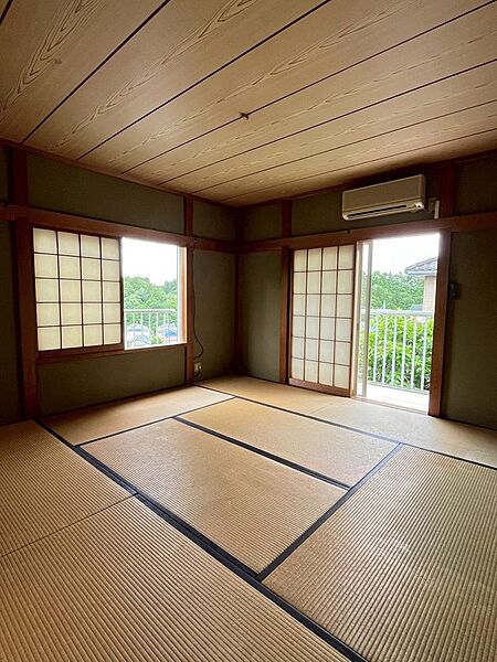 2階の和室です。ベランダ付、2面採光で畳が落ち着く空間です。