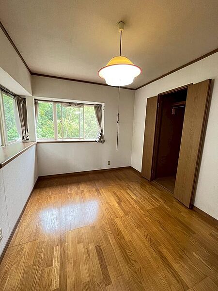 2面採光で緑もみれる居室です！