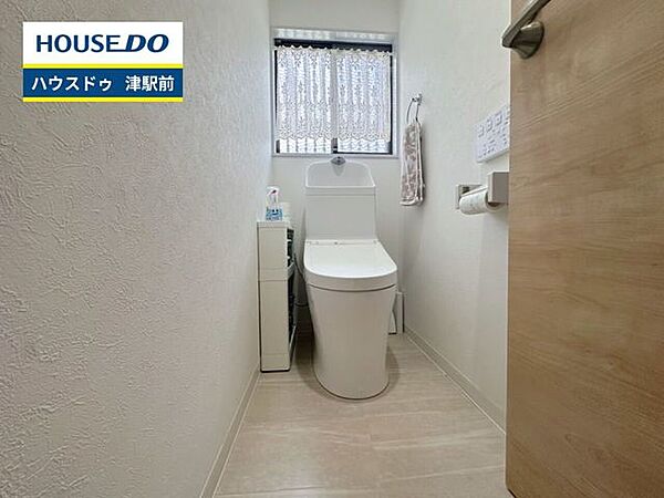 ■トイレトイレ関係の設備も一新されています。もちろん温水洗浄機能付き便座です。気になる水周り関係が新しくなっていると、気持ちよく新生活が始められますね。