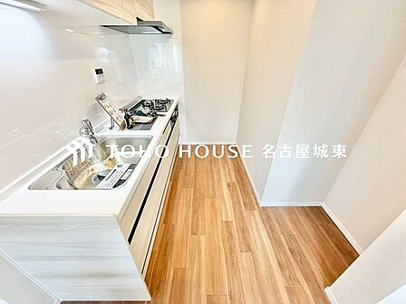 【夫婦でなかよく】作業スペースを多くとった対面キッチン。ふたり並んでキッチンに立っても調理がしやすくゆとりある広さ。食器類もすっきりと片付く収納力が期待できます。家事をしながら会話も弾みます。