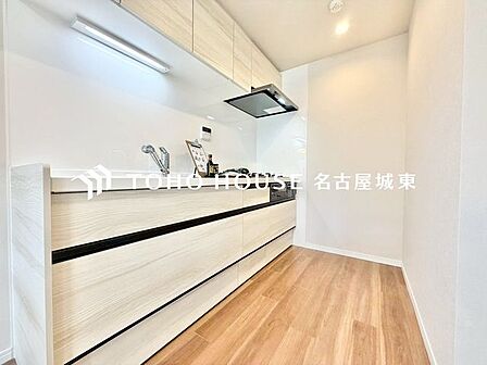 【子育てしながら】『美しく&使いやすい』優しい温もりを醸し出すカウンターキッチンは料理の為の配慮を散りばめられた仕様です。家事をしながらお子様の様子を見守れる安心感もあります。