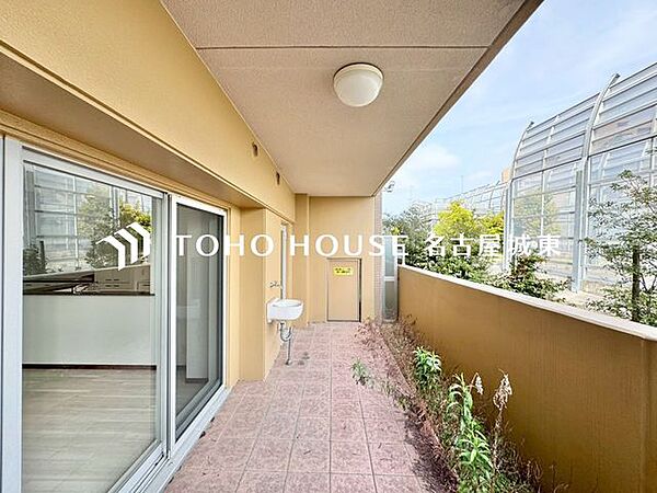 【やわらかい街の風】頬をなでる優しい風を感じることが出来るバルコニー。つい深呼吸をしたくなる気持ちの良い眺望はこのお部屋の自慢です。洗濯物を干すスペースとしても十分な広さがあります。
