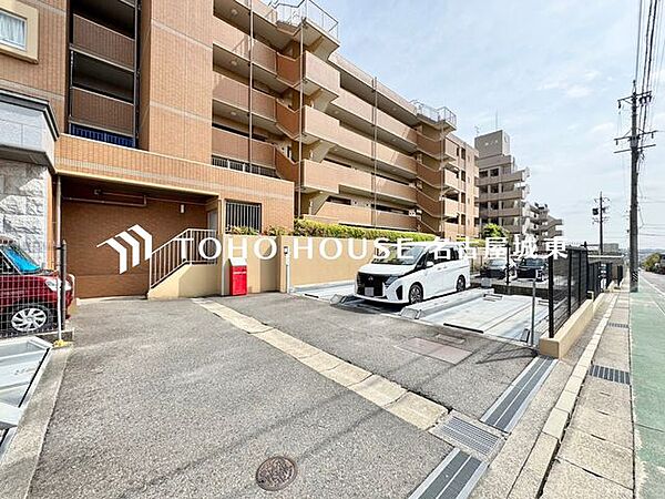 【月極駐車場からの卒業】ゆとりある駐車スペースが自慢の当物件は大きめのお車でも駐車可能です。自転車やバイクなど、ゆとりのある敷地で置き場所に困ることはないでしょう。
