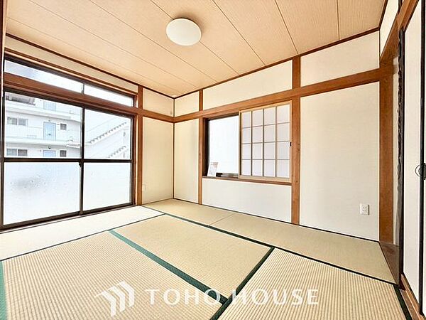 【古き良き日本文化】和室があることで落ち着きと癒しの空間が生まれます。来客時の客室としても利用できますし、お子様のプレイルームやお昼寝に最適なお部屋です。