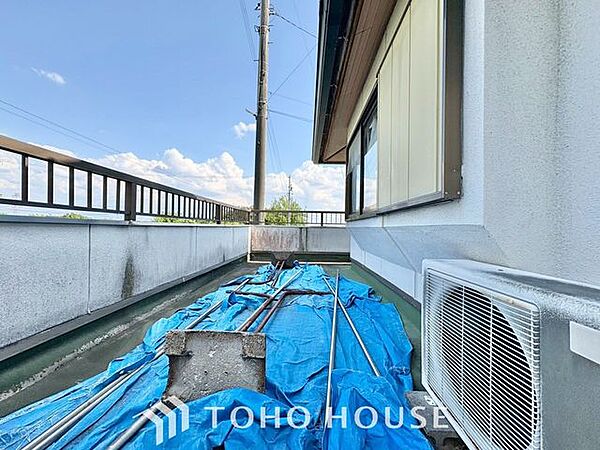 【やわらかい街の風】頬をなでる優しい風を感じることが出来るバルコニー。つい深呼吸をしたくなる気持ちの良い眺望はこのお部屋の自慢です。洗濯物を干すスペースとしても十分な広さがあります。