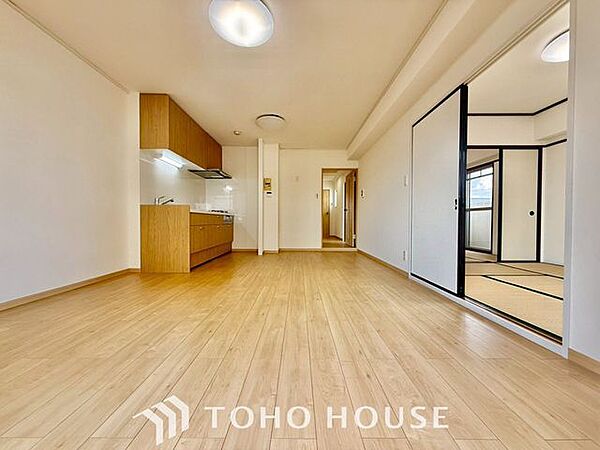 【快適な住空間】家族の暮らしに思いを馳せて、日常のワンシーンを表現したリビングダイニング。「ホワイトナチュラル」のテイストが、自然体で過ごせる心地良さを生み出しています。