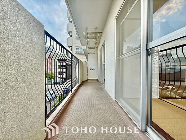 【やわらかい街の風】頬をなでる優しい風を感じることが出来るバルコニー。つい深呼吸をしたくなる気持ちの良い眺望はこのお部屋の自慢です。洗濯物を干すスペースとしても十分な広さがあります。