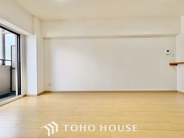【家族のトクベツな空間】インティメイトなくつろぎを愉しむリビングルームはひそやかな憩いの場となります。リビングとダイニング、2つの空間機能を活かし、ライフスタイルに新しいゆとりをもたらします。