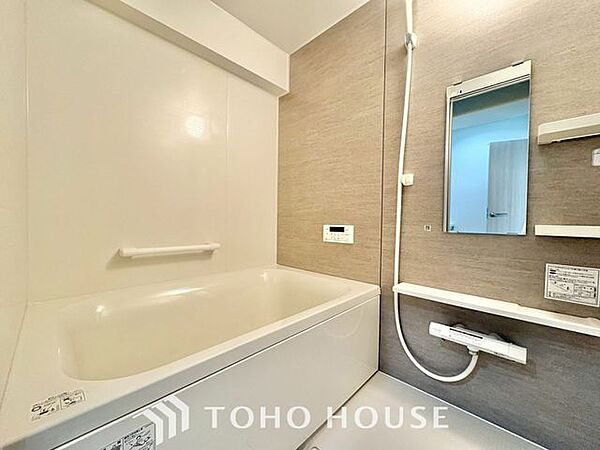 【日常を忘れる、清潔で静かな休息場所。】湯船に浸かれば、心身ともに深い安らぎに包まれます。湯気と共に疲れが溶け出すような、清々しく穏やかなバスタイムをどうぞ。