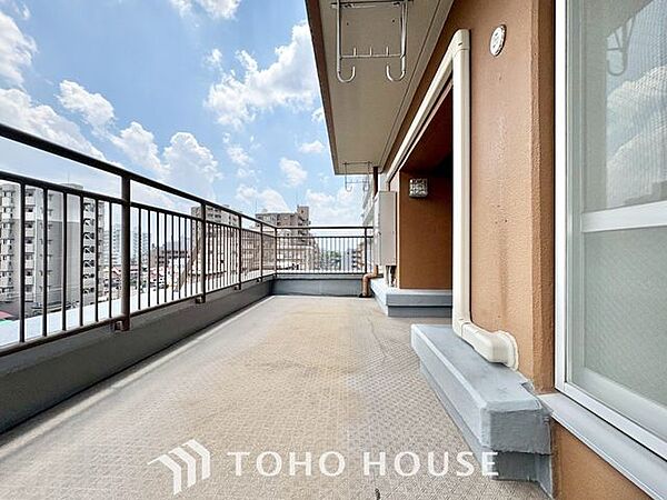 【やわらかい街の風】頬をなでる優しい風を感じることが出来るバルコニー。つい深呼吸をしたくなる気持ちの良い眺望はこのお部屋の自慢です。洗濯物を干すスペースとしても十分な広さがあります。
