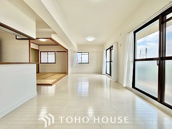 【快適な住空間】家族の暮らしに思いを馳せて、日常のワンシーンを表現したリビングダイニング。「ホワイトナチュラル」のテイストが、自然体で過ごせる心地良さを生み出しています。