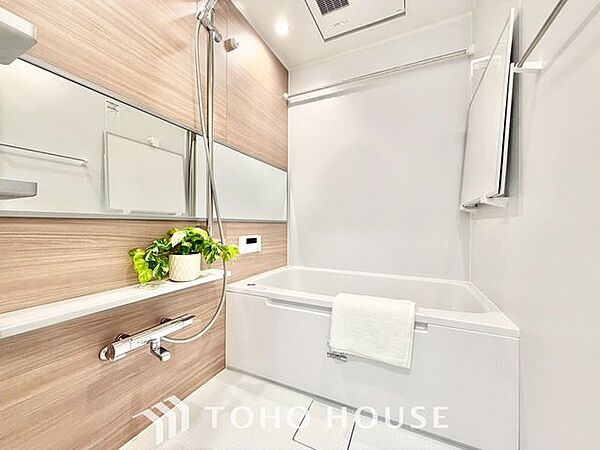【癒しのバスタイム】一日の疲れを癒すための浴室はゆとりあるサイズを採用。保温機能付き、汚れをはじく有機ガラス系の新素材を採用した浴室。美しく機能的な設備を採用しています。