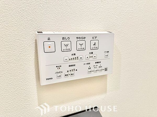 【温水洗浄機能付トイレ】温水洗浄便座は日本が誇るトイレ文化のひとつです。各家庭にも当たり前になりつつある設備のひとつです。お住まい購入時は新しいトイレで気持ちよく。