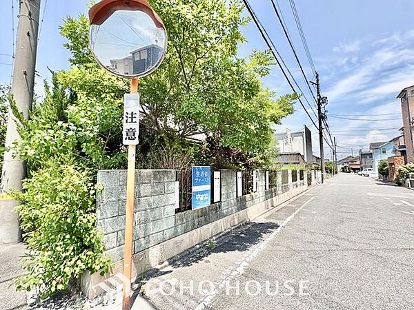 【街に溶け込む、新しい邸宅の誕生を最前列で】美しい外観デザインが姿を現し始める、建築中ならではの期待感。足場が外れた瞬間の感動は格別です。工事中でも内覧予約受付中。