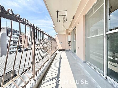 【やわらかい街の風】頬をなでる優しい風を感じることが出来るバルコニー。つい深呼吸をしたくなる気持ちの良い眺望はこのお部屋の自慢です。洗濯物を干すスペースとしても十分な広さがあります。