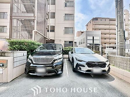 【愛車と過ごす、ゆとりある毎日を】敷地内に専用駐車スペースを確保。月極駐車場を探す手間や雨の日の移動ストレスから解放されます。出し入れしやすい空間が、あなたのアクティブなカーライフを足元から支えます。