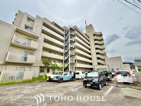 【愛車と過ごす、ゆとりある毎日を】敷地内に専用駐車スペースを確保。月極駐車場を探す手間や雨の日の移動ストレスから解放されます。出し入れしやすい空間が、あなたのアクティブなカーライフを足元から支えます。
