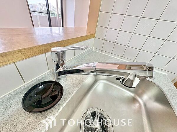 【浄水器一体型水栓】ワンタッチで浄水と原水と切り替えできる、見た目にもスマートな浄水器一体型の水栓は水道水に含まれる有害物質を除去してくれます。お茶を淹れたりお料理するにも活躍するアイテムです。
