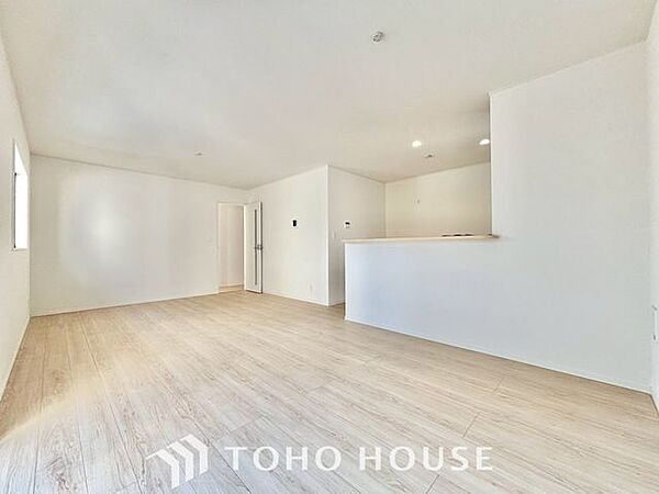 【快適な住空間】家族の暮らしに思いを馳せて、日常のワンシーンを表現したリビングダイニング。「ホワイトナチュラル」のテイストが、自然体で過ごせる心地良さを生み出しています。