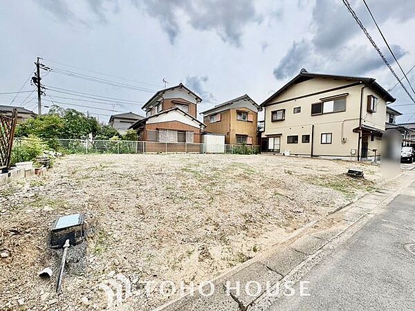 【街に溶け込む、新しい邸宅の誕生を最前列で】美しい外観デザインが姿を現し始める、建築中ならではの期待感。足場が外れた瞬間の感動は格別です。工事中でも内覧予約受付中。